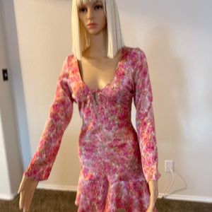 A beautiful Zara dress you can wear to any occasion. Beautiful colors.